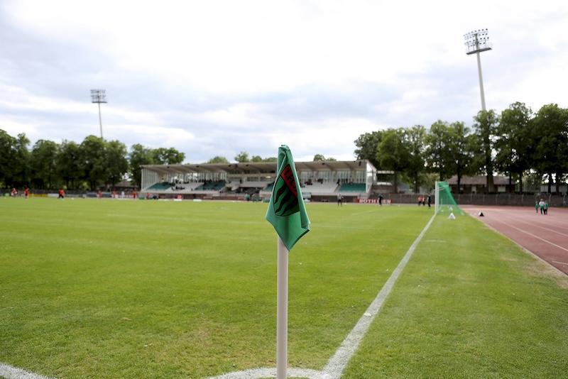 Aufnahme des Erzebirgsstadions von der Tribüne mit Blick über das Spielfeld.
